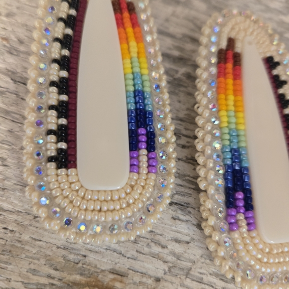 Handmade Navajo beaded pow wow earrings, rainbow & basket design - Picture 7 of 12